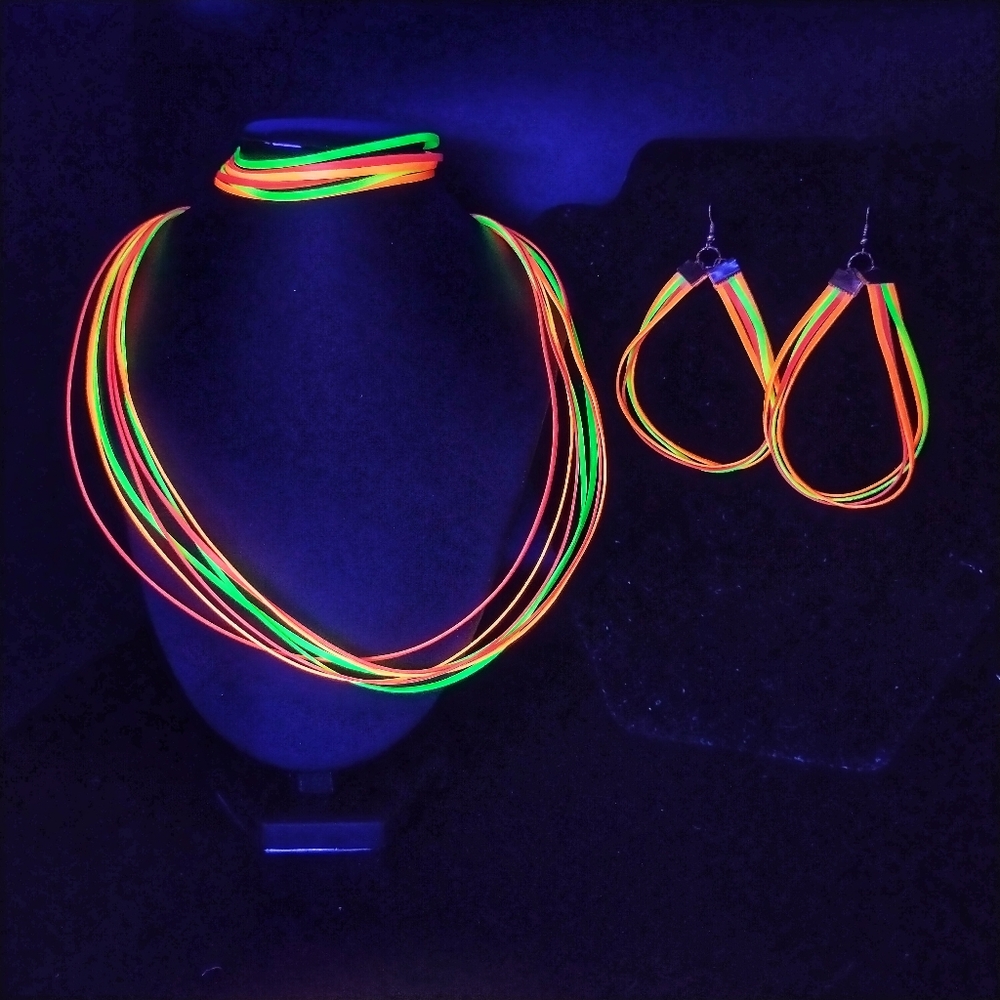 GLOW NECKLACE - Picture 3 of 11